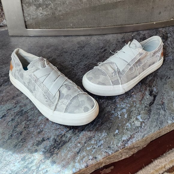Blowfish Malibu Gray Camo Slip-On Canvas Sneakers Size 6 - Picture 4 of 16